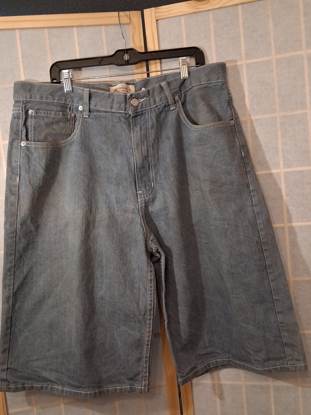 Relaxed Fit Men's Denim Shorts in Faded Blue